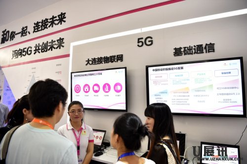 参观者在中国移动展台了解该公司在5G技术研发方面的成果。